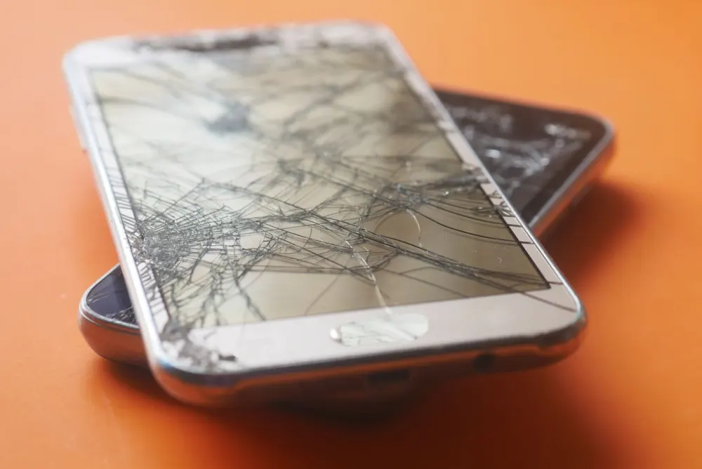 Samsung Galaxy dorado con la pantalla rota