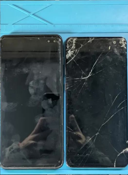 Samsung Galaxy S10 con la pantalla nueva junto a la pantalla rota