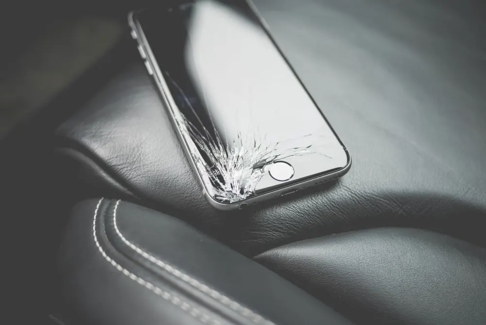 iPhone con el cristal de la pantalla roto